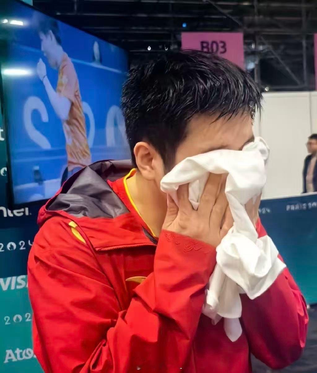 樊振东心相印纸巾不离手每次看樊振东比赛都被圈粉，赛场全力以赴超有魅力，私下性格细