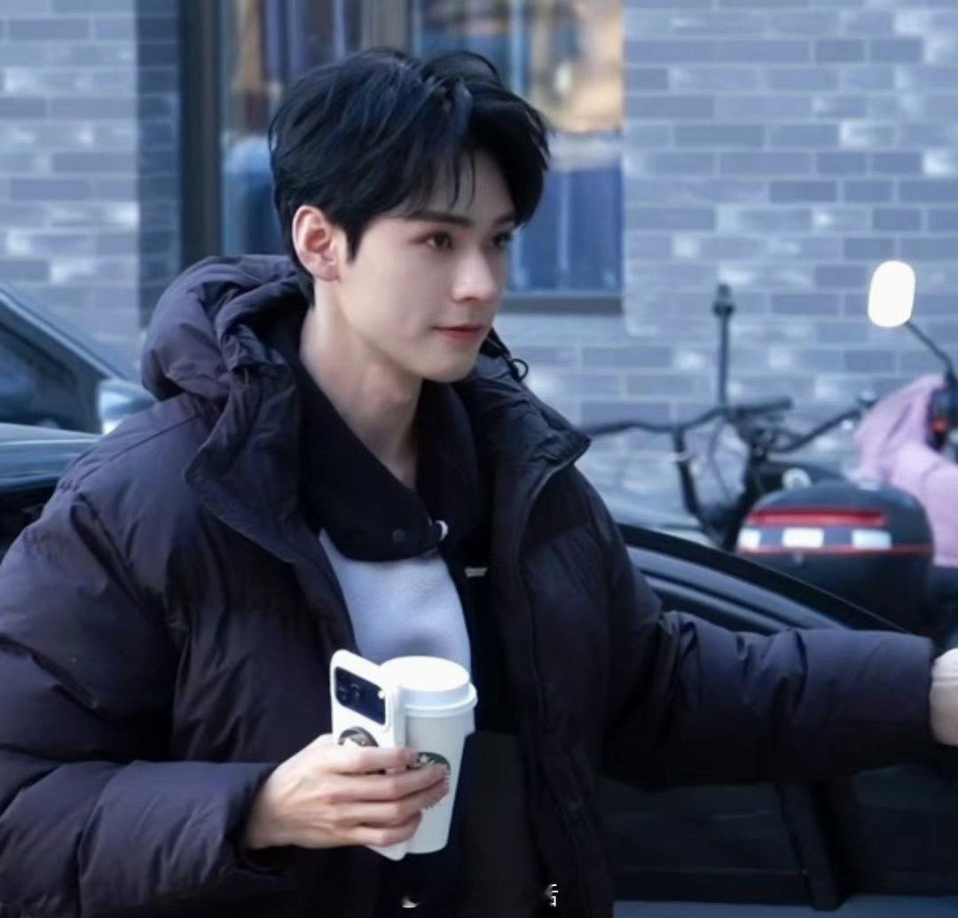 刷到了一张龚俊街拍神图。