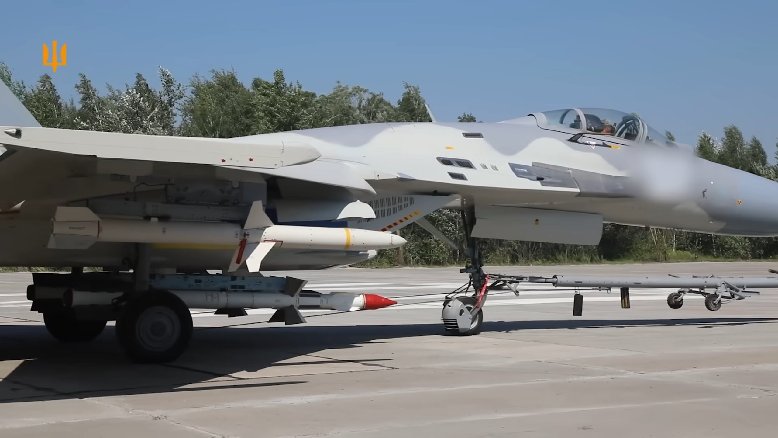 同时挂载美国AGM-88反辐射导弹和R-27ER1空空导弹的乌克兰Su-27俄乌