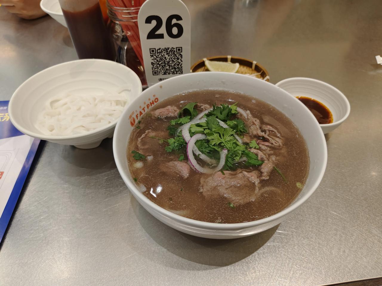 上海随便吃一碗粉就是50多，我要回农村！！！

展会逛累了，加上又到了12点多了