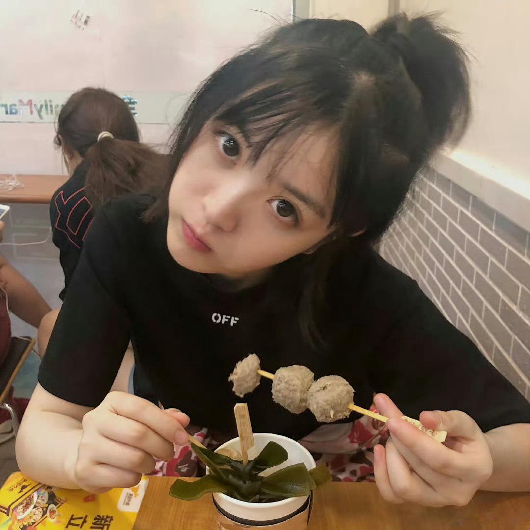 是一只专心吃饭的小猫田曦薇吃饭好像小猫觅食