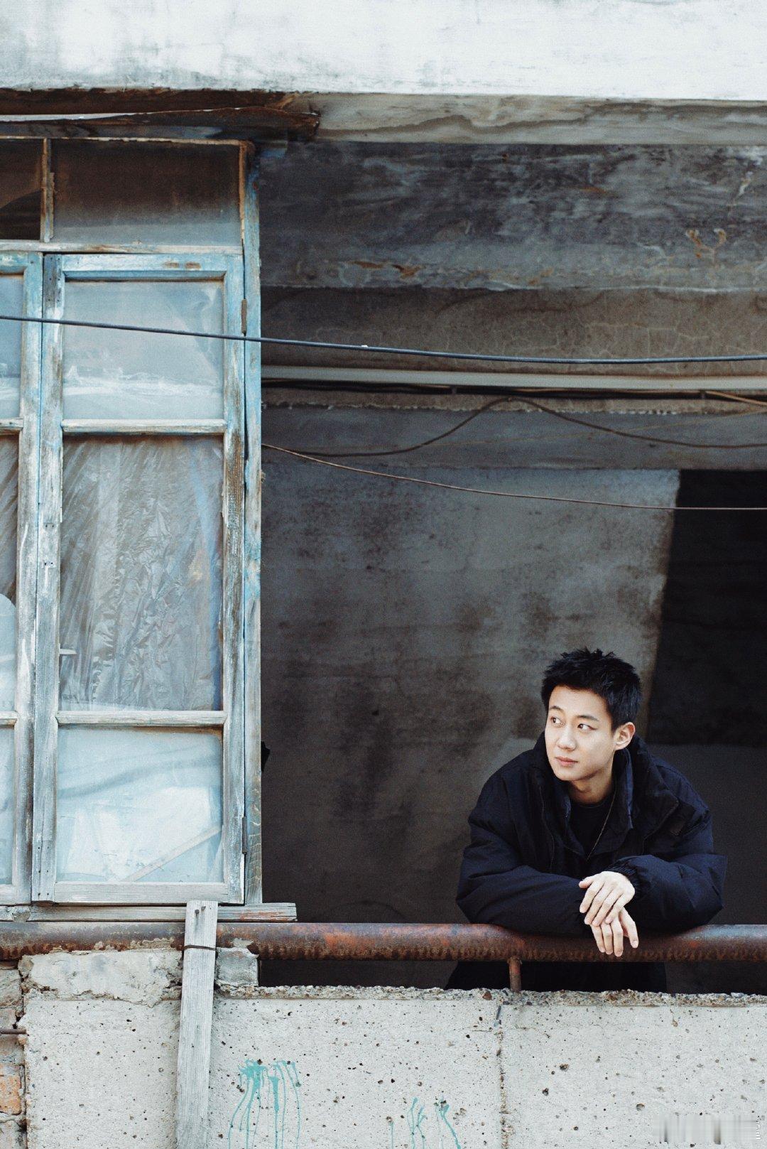 高至霆我理想的东北糙汉男友 理想的东北糙汉男友标准答案：短寸头干净利落，黑外套简