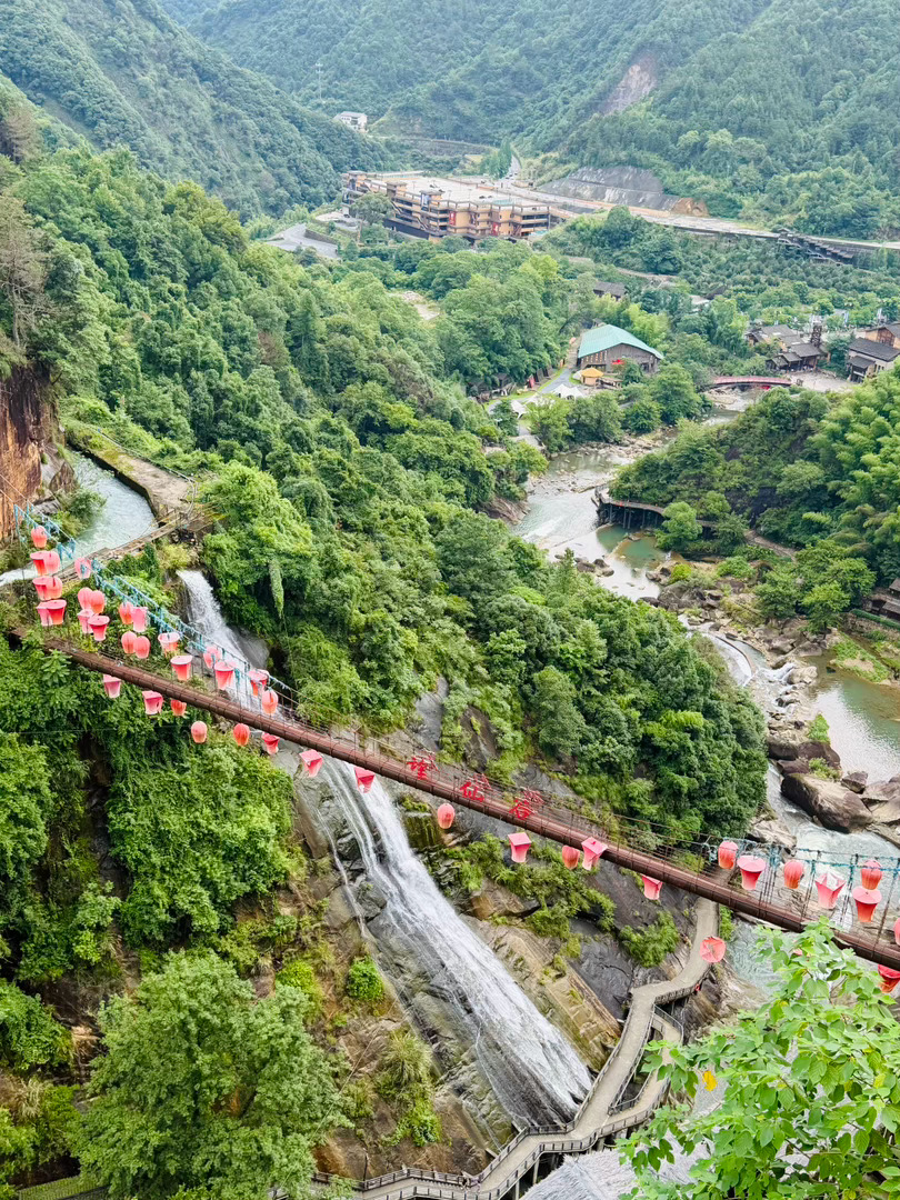 有山有水有人家坐落在山谷中的景区民宿不是 在上坡 就在 下坡的路上 山顶是民宿 