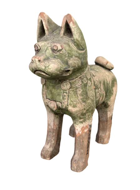 绿釉陶立狗，汉魏时期明器，长28厘米，高32.5厘米，1977年出土于河南省周口