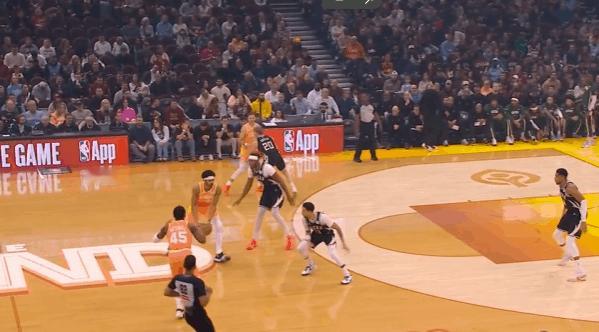 骑士观察：米切尔37+7+5率队战胜雄鹿图1接阿伦手递手后佯装走掩护墙一侧，实则