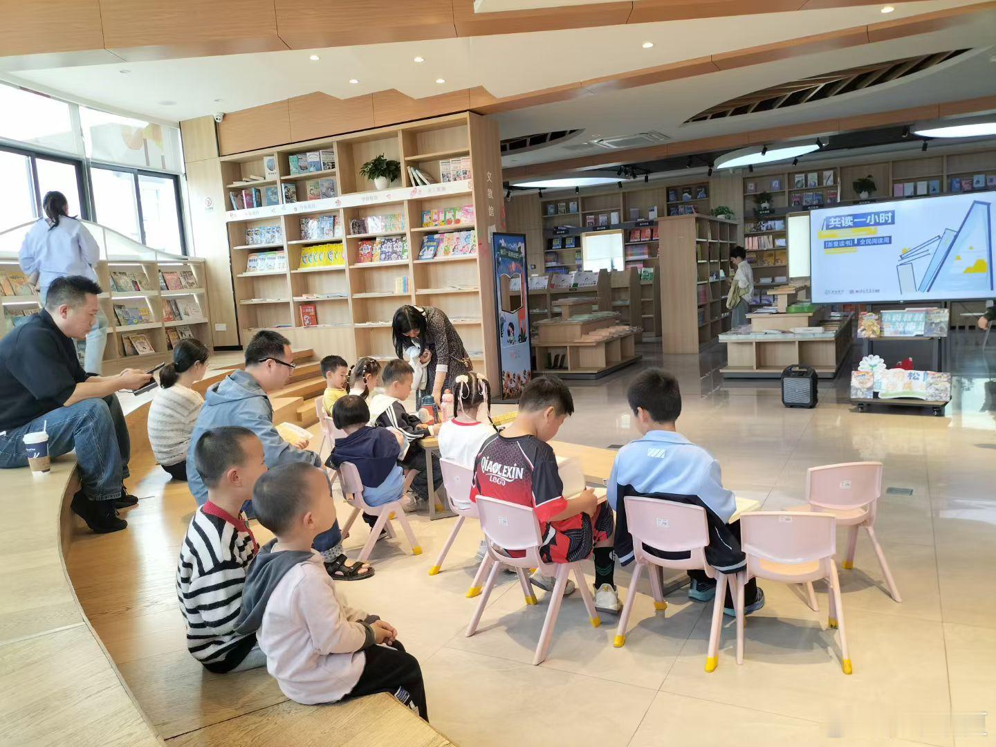 书香松阳 让阅读成为家庭最美的风景线，共同书写美好的未来。古典理想乡 未来智慧城