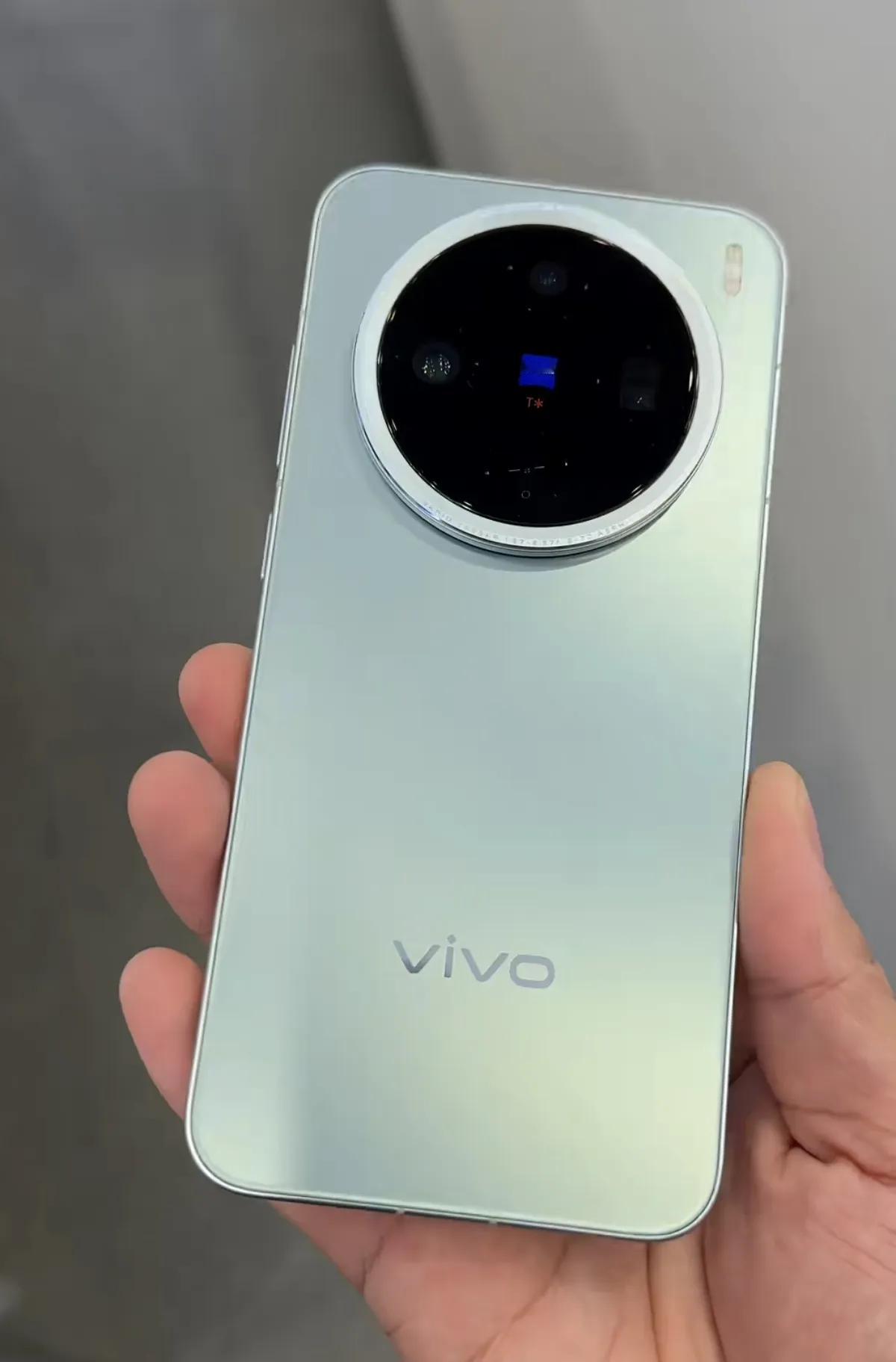 几个字总结vivo X200 mini
《短焦光学》《8xmm》《195克》《6