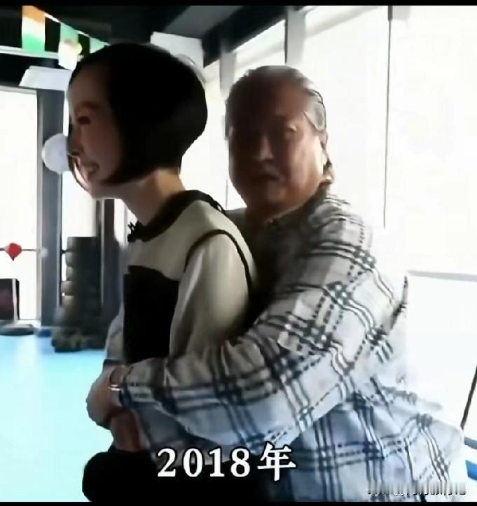 国际巨星洪金宝现场教著名主持人鲁豫防狼术，如果有坏人从后面抱着怎么把坏人打趴，鲁