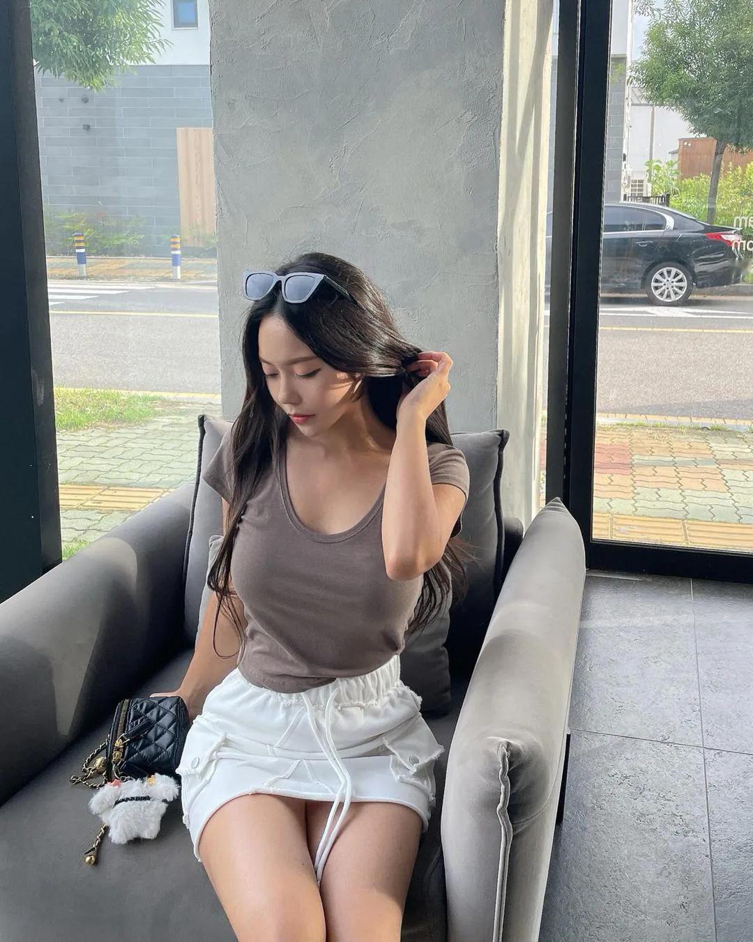 轻舞纱裙随风起
#白衣倩影飘# #姿娇容艳笑容甜# #长发飘香因你留# #风尚。