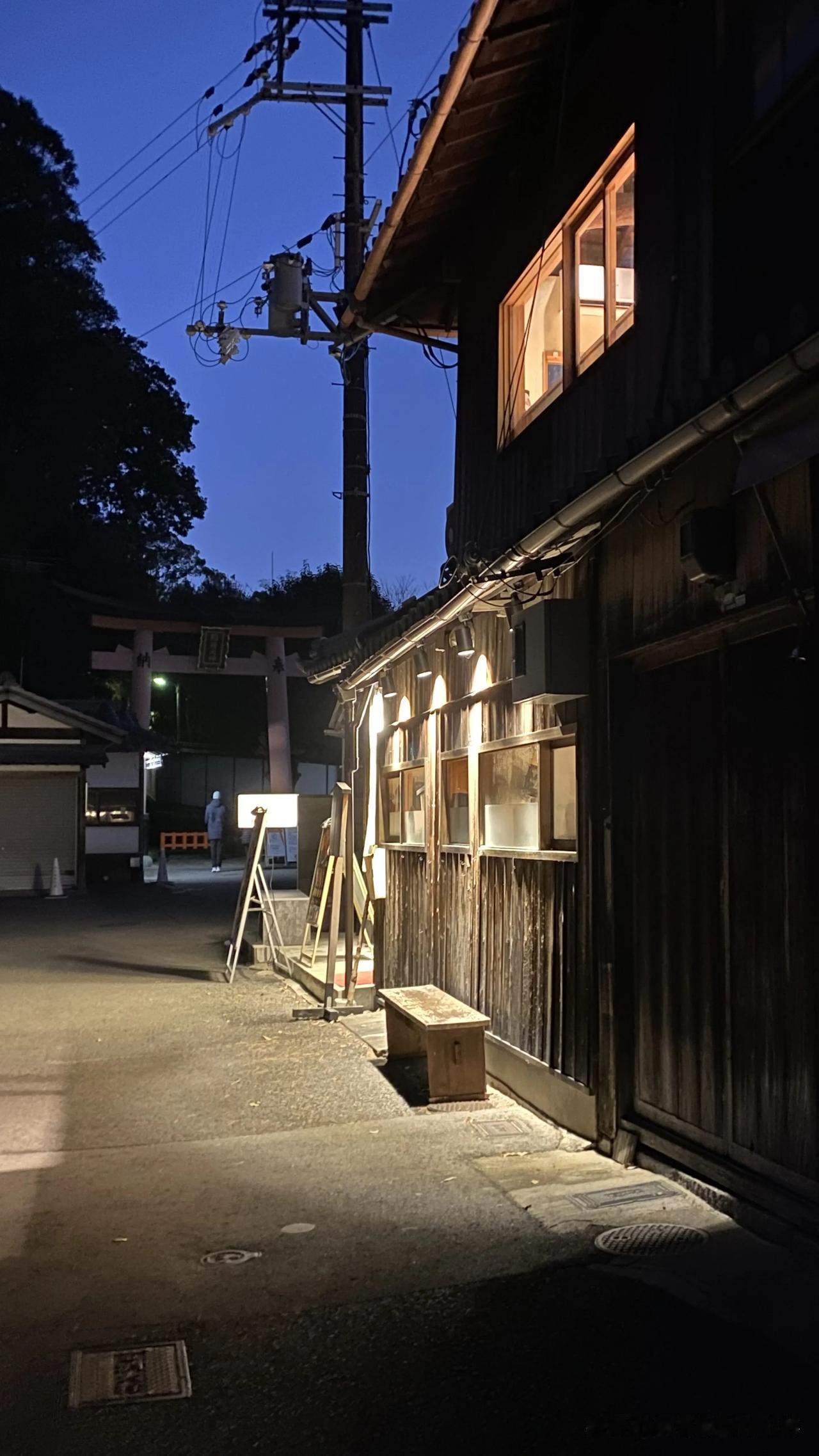 黄昏，日本街道的木屋