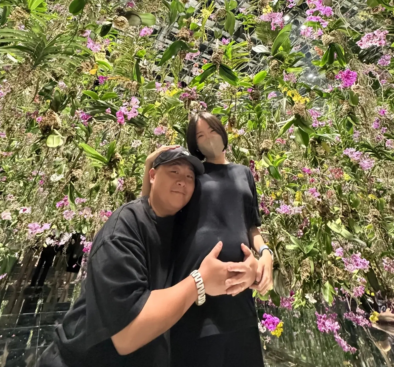 34岁郝劭文要当爸了，大陆妻子宣布怀二胎，肚大如箩高调秀恩爱.10月15日，郝劭
