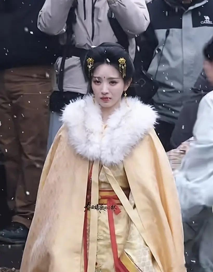 田曦薇是不是该做一下表情管理了，五官乱飞成这个样子 