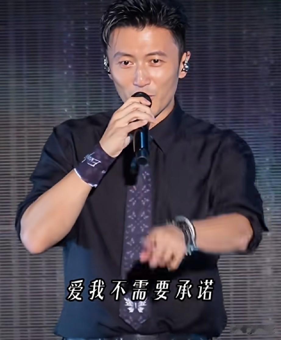 网友:他怎么可以这样的一直帅[灵光一闪]
谢霆锋最难得是出道快三十年了，只有前妻