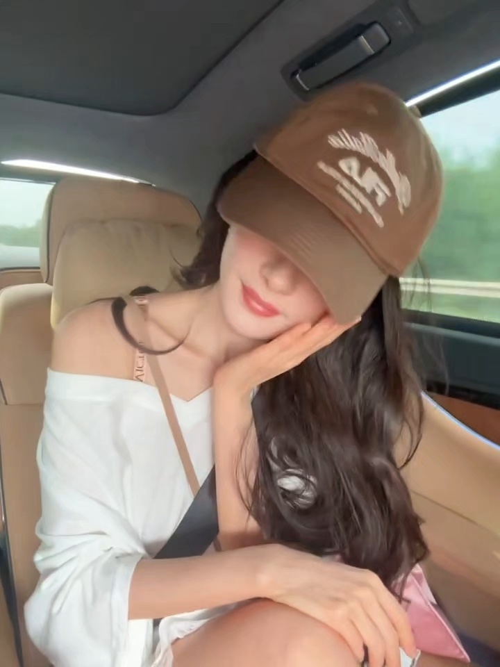 杨幂 幂姐一身纯白造型自带夏日清爽滤镜，简约衣料衬得眉眼柔和。微风拂动发丝，干净