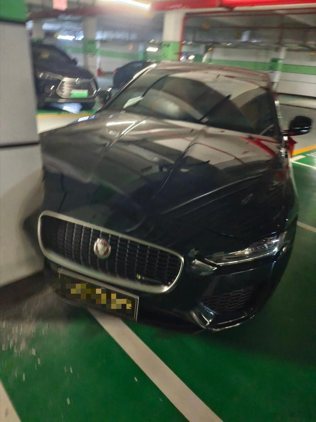 地下停车库看到，新车没上牌就撞了，不知道是车问题还是人问题？#新车# ​​​