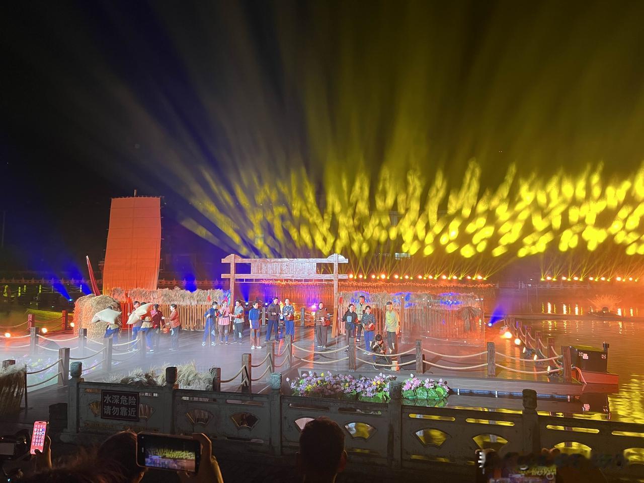 英雄洪湖红色水乡洪湖瞿家湾大型沉浸式演绎实景秀——这一杖打的真漂亮，可以与npc