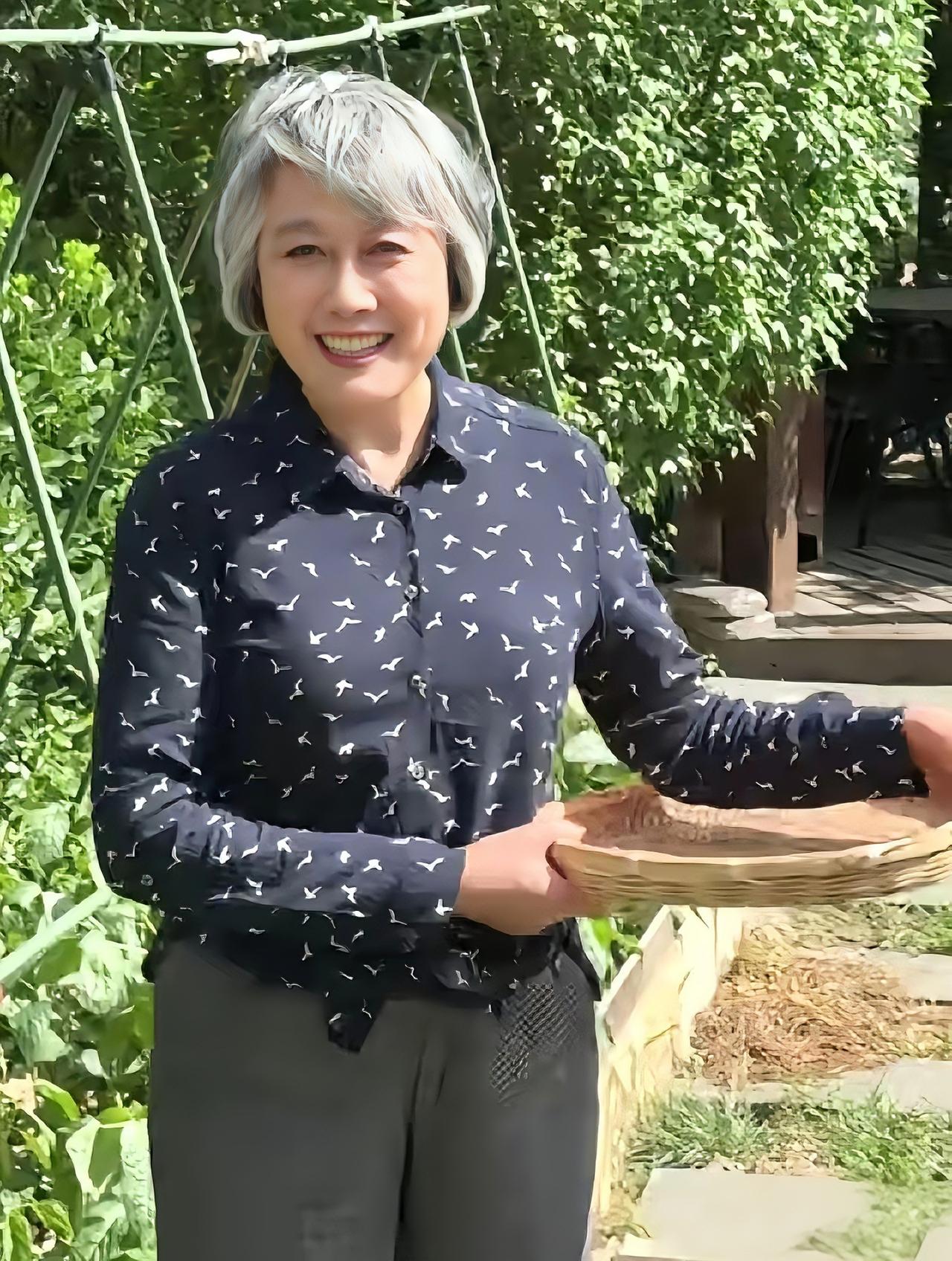 谁能想到昔日家喻户晓的央视名嘴，如今一头银发守着自家菜园悠然度日。
 
71岁的