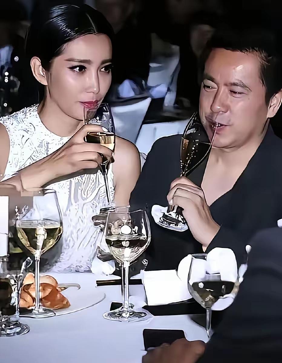李冰冰小心，王中磊看你的眼神有点不对劲！不要相信他只是来找你喝八加一闲聊的，像他