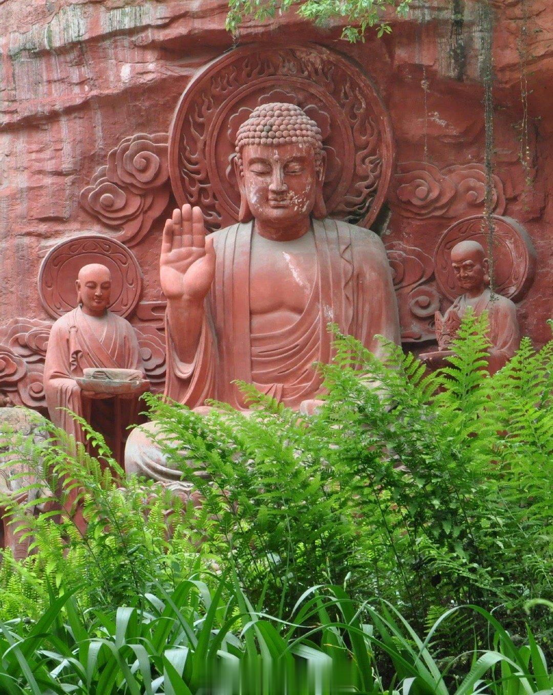 太情绪化的男人难当大任，不仅影响自己能力的发挥，还会为周围的人散播负能量，产生摧