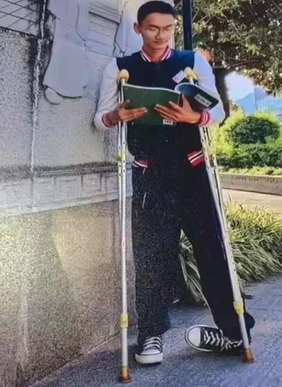 残疾少年在录取通知书送达前病逝2025年高考中，四川凉山会理的残疾少年凌崇恩以5