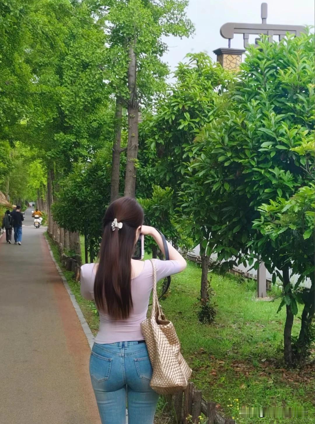 我们常常不自觉去对标别人的生活，追赶别人的光芒，慌慌张张，乱了自己的脚步。可花开