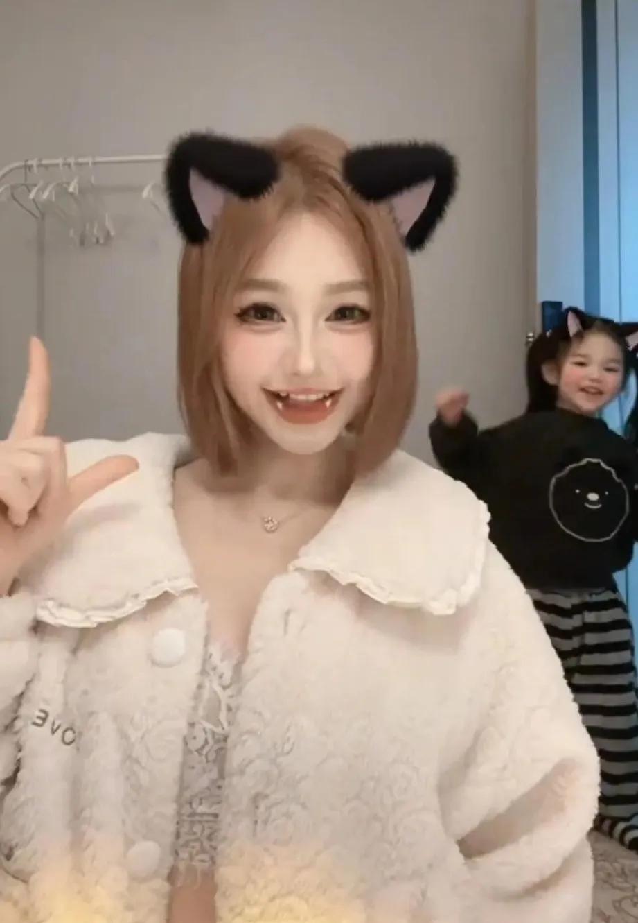 安徽，哭喊着饿肚子的女孩，妈妈发文称“没让孩子饿肚子”。孩子一出生，父亲就跟其他
