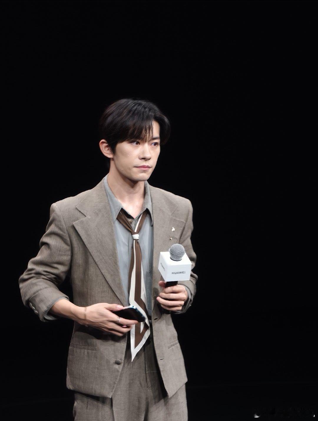 救命！易烊千玺发布会也太帅了吧💥余承东回应Pura90橘子海配色 太好看了和易