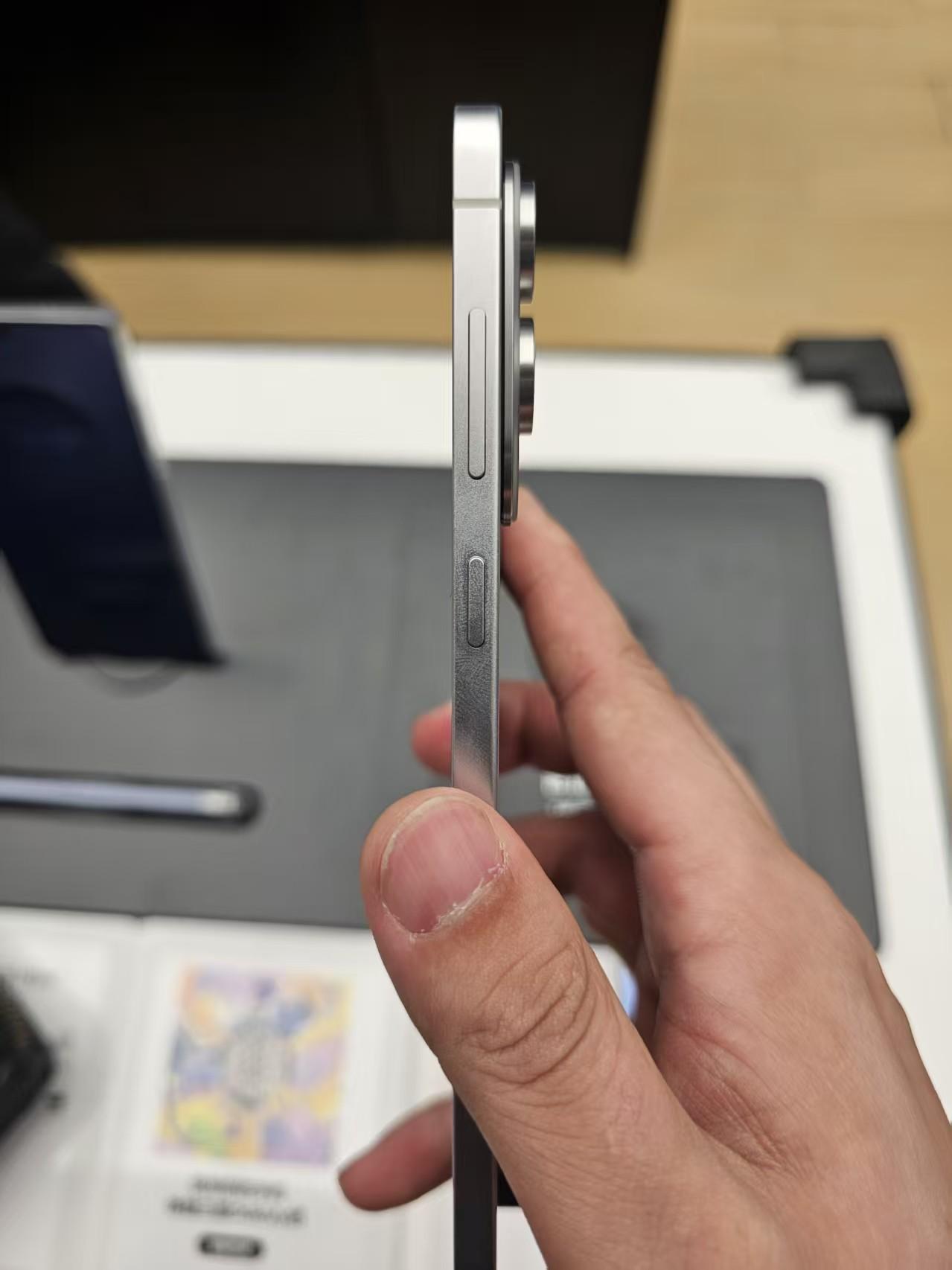 三星S25Edge上手，感受一下这个厚度，基本上已经和一些折叠屏展开状态下的厚度