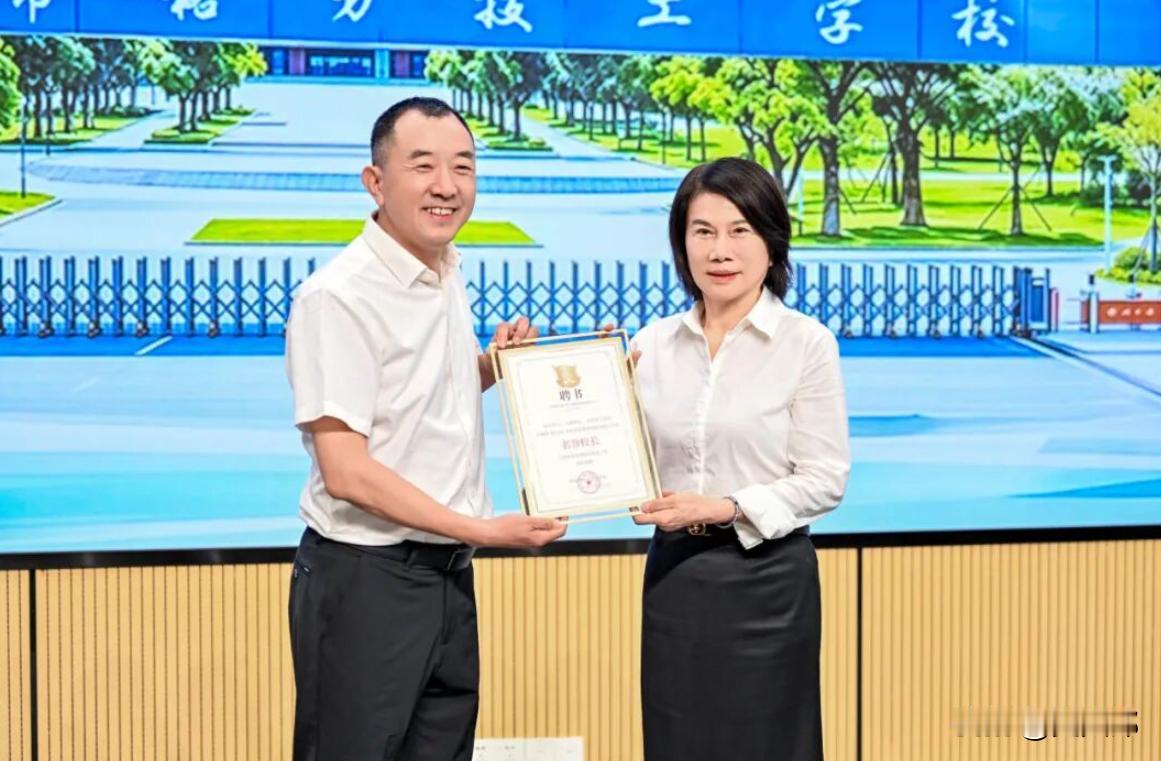 明眼人都看出来了，董明珠为什么邀请陈行甲当校长？

一个，是家电圈出了名的“铁娘