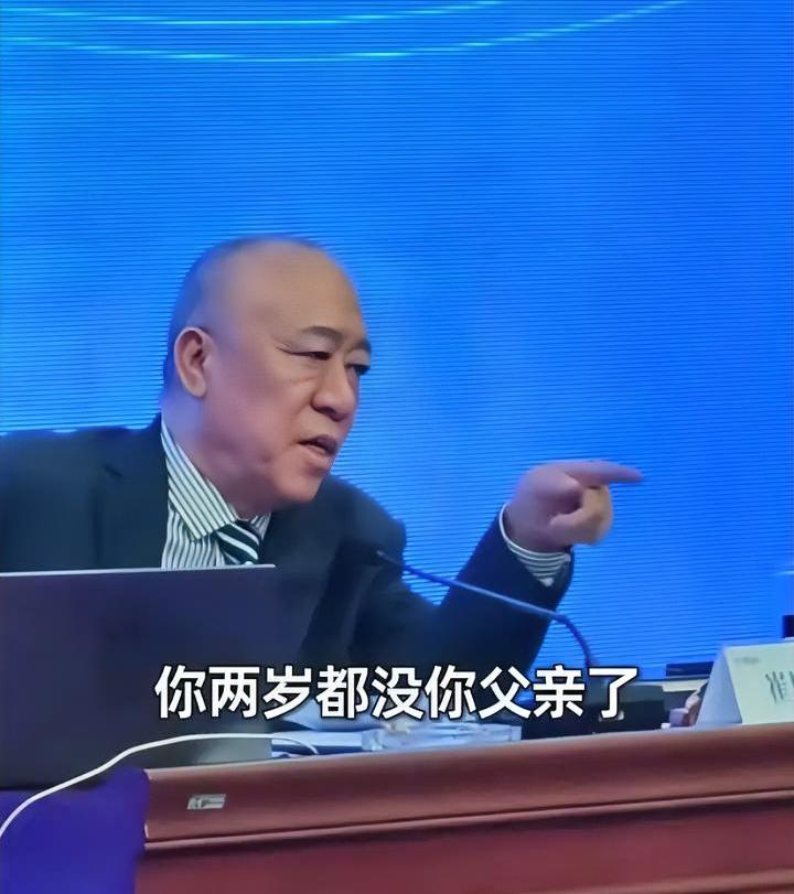当场开除不孝子！
嫌母亲丑不让参加自己婚礼，辜负母亲独自拉扯自己长大之恩。
这种