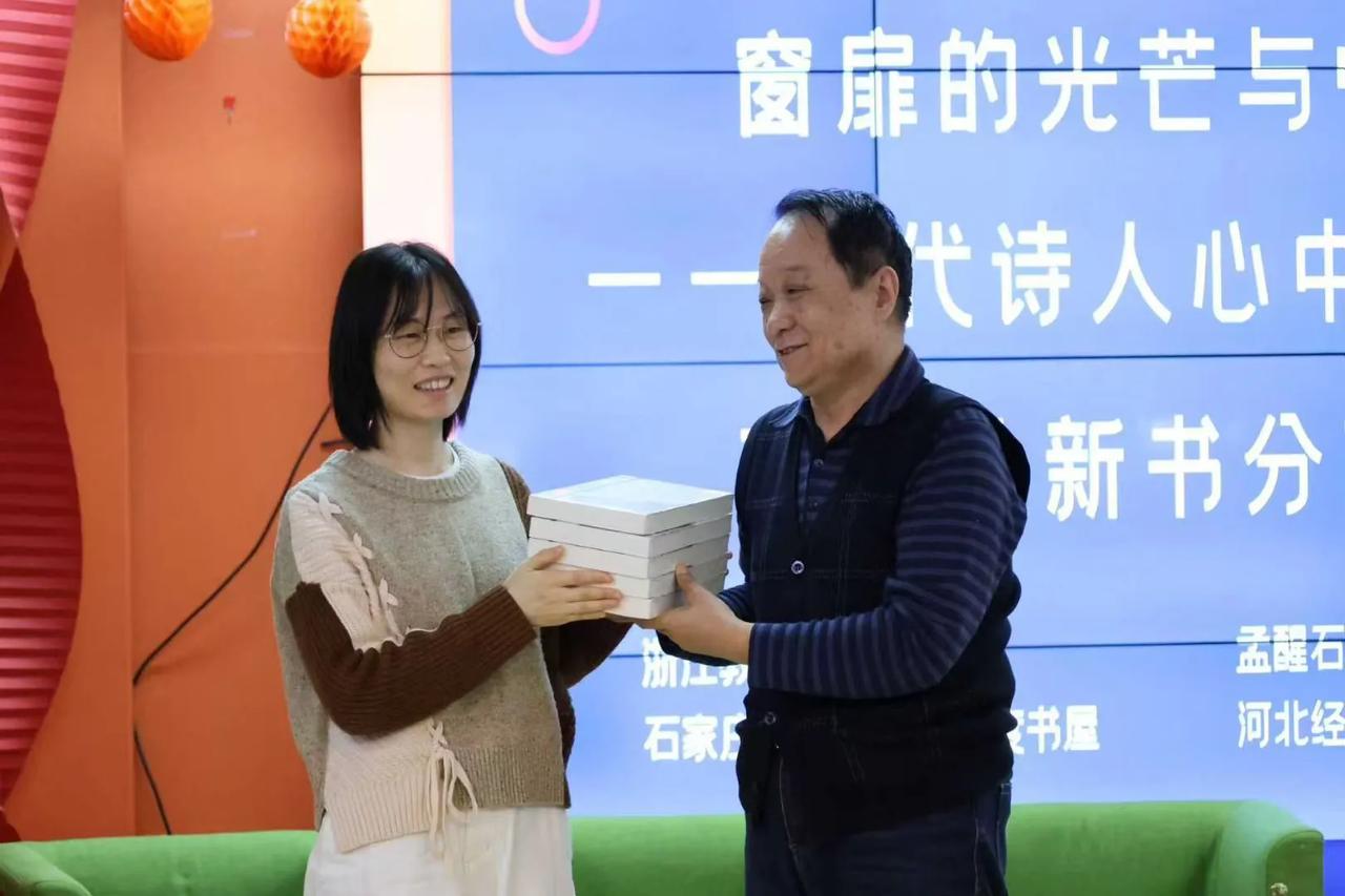 照片中的这个小茹凉，是浙江教育出版社编辑，拙著《窗扉的光芒与忧伤》责任编辑舒然老