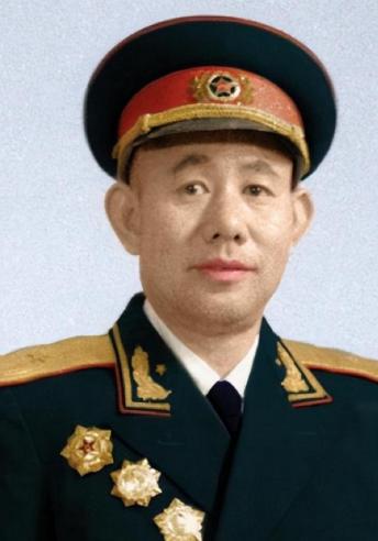 1951年，一群志愿军在撤退时，猛然发现眼前狭隘的山谷中，竟出现了成千上万个美军