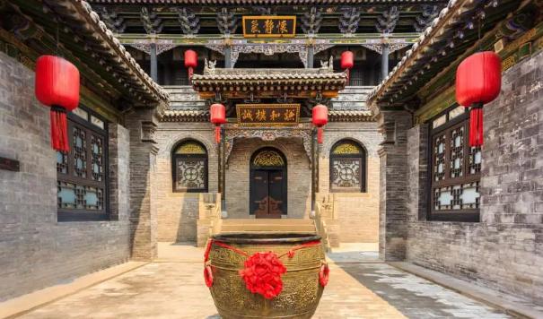 乔家大院那么富有，为何日军入侵时却不敢抢？看看门口挂的什么。乔致庸，山西晋商的代