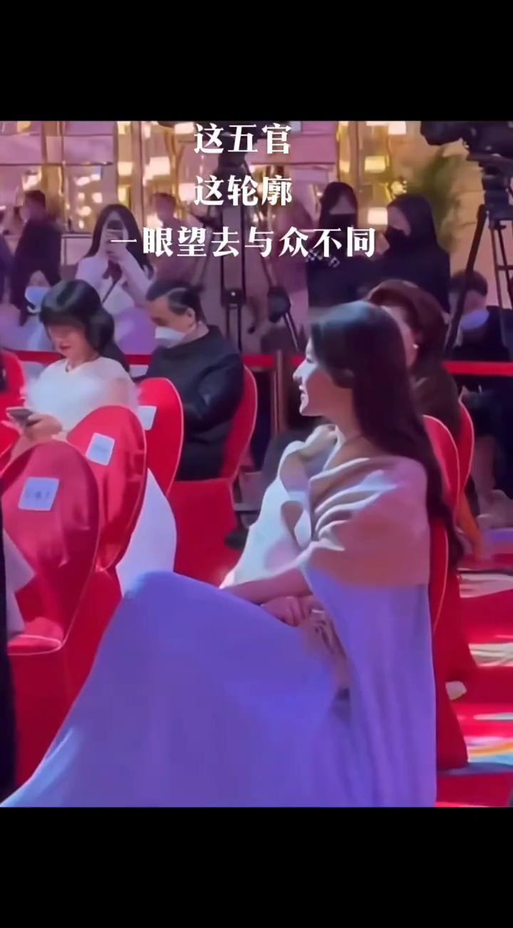 这五官，这轮廓，眼望去与众不同。三庭均衡，五官精致。