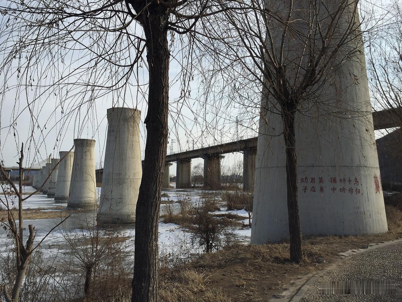 他变卖了全部家产，换成枪支弹药，拉起一支抗日武装

几代人都记得《铁道游击队》里