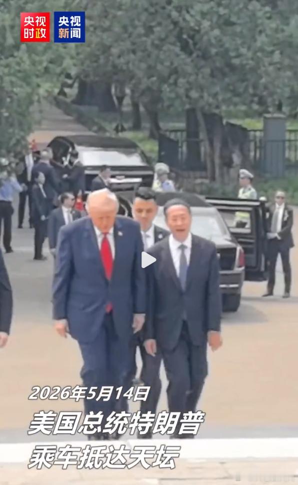 特朗普参观天坛上一位参观天坛的美国总统是福特，五十多年前的往事了。1975年11