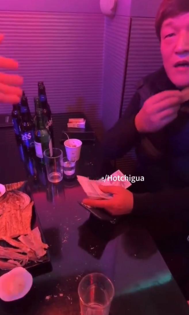 韩国男子带着女伴到酒吧消费，共消费6.9万韩元，合人民币333元。
 
结账时男