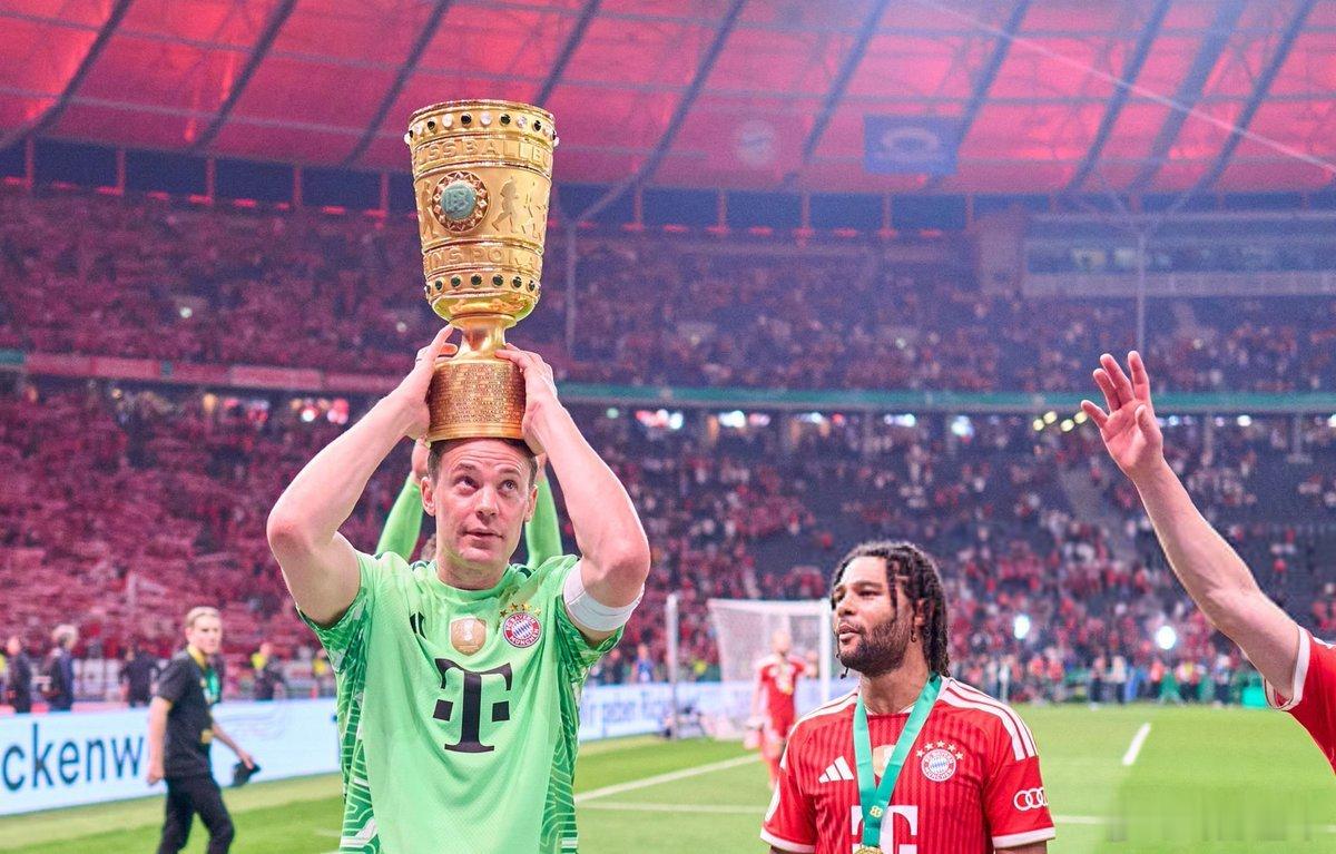 拜仁夺得德国杯冠军Manuel Neuer 