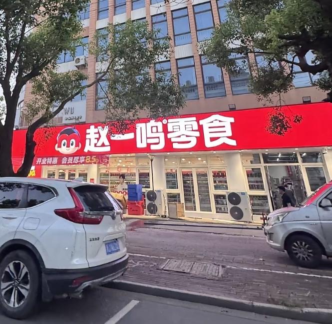 去零食店买东西，注意过收银称重没？他们称东西时总爱往秤上重重一磕，特别是那些轻飘