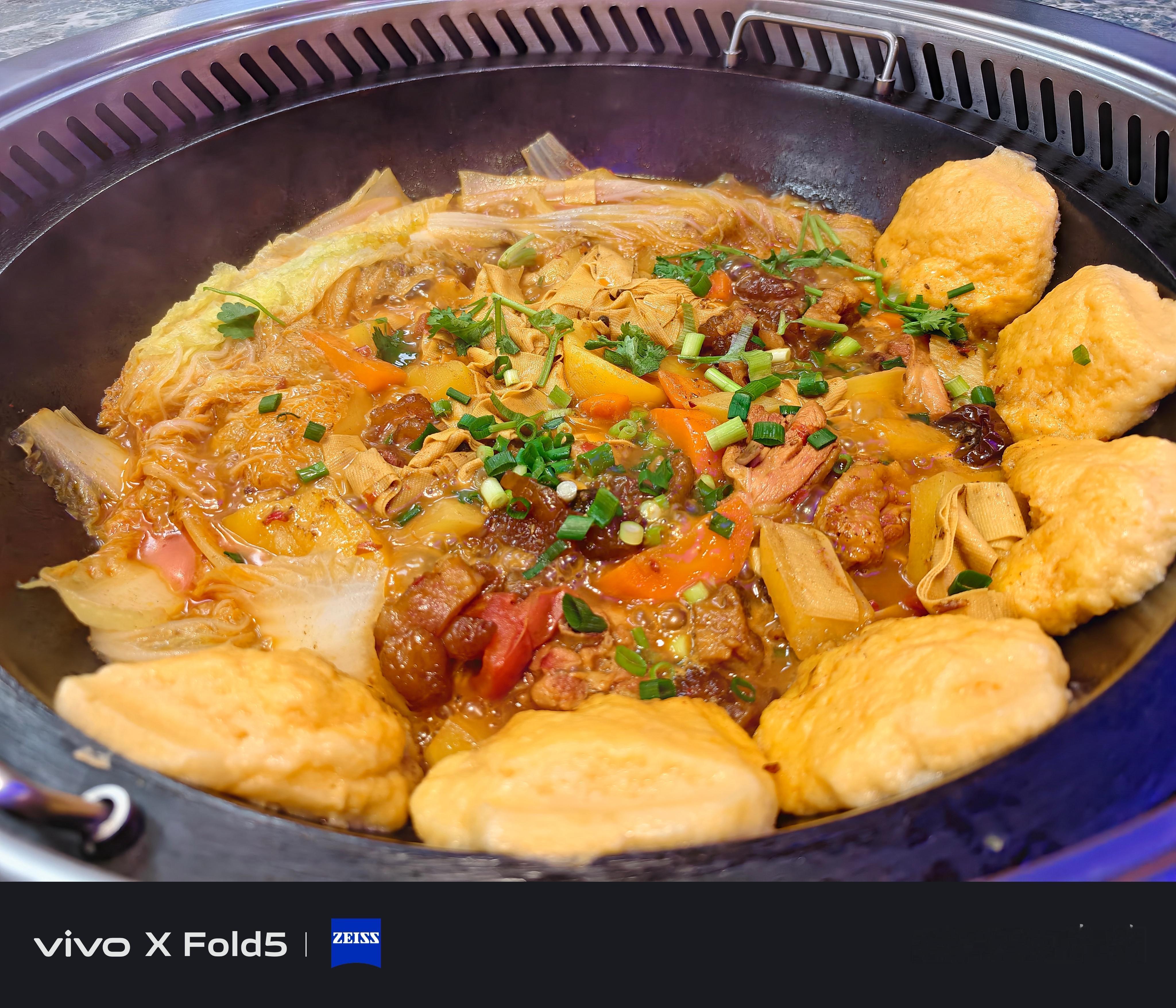 来东北怎能不吃铁锅炖！要说这玩意儿是真的神奇，一大堆食材扔锅里，也不需要怎么烹饪