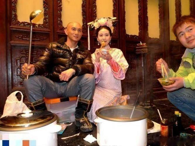 真情侣与假情侣的区别在于，真情侣彼此深爱，而假情侣只是表面上的亲密关系。 ​​​