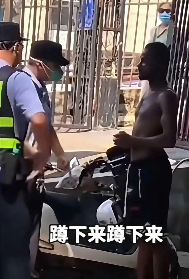 一非洲人在我国某地无视法律，扰乱秩序。
警察接警赶来，喝令其蹲下。
这非洲人不但