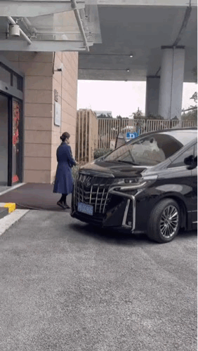 鹿晗出发录五哈鹿晗五哈6录制路透来了，小鹿今天一套有点梦回爱豆时期了