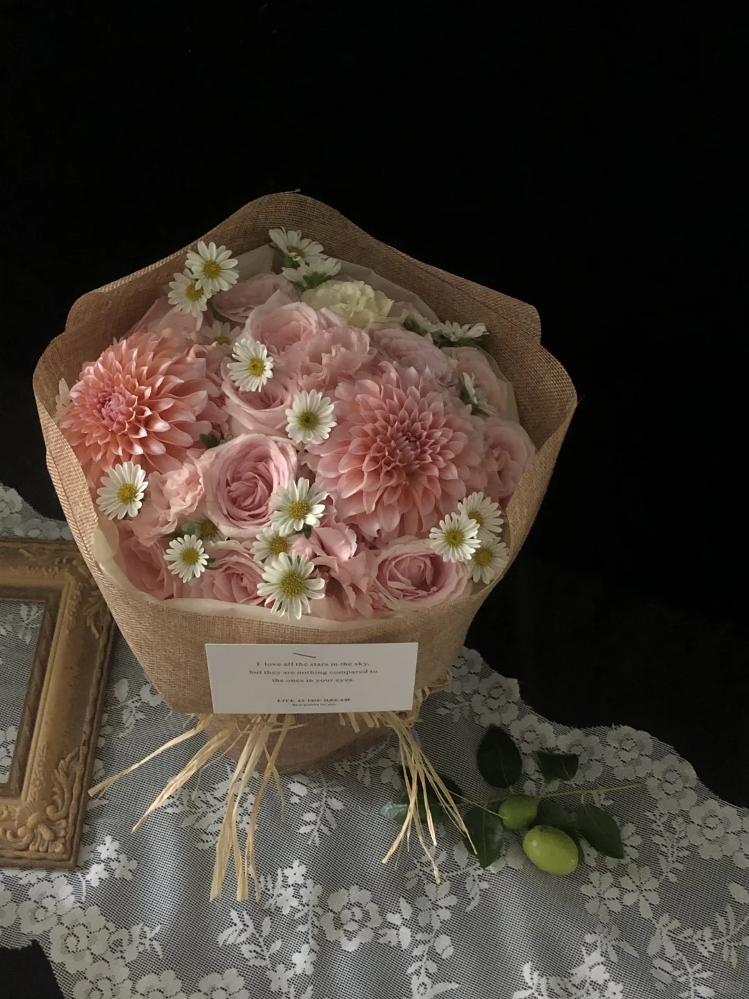 每个女生都是不同的花，会在她的季节里绽放