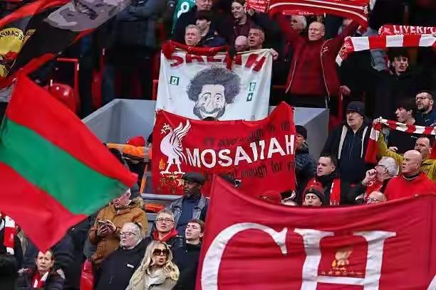 第26分钟，萨拉赫替换上场，现场球迷欢声雷动。
利物浦高层擦了一擦冷汗，还好，又