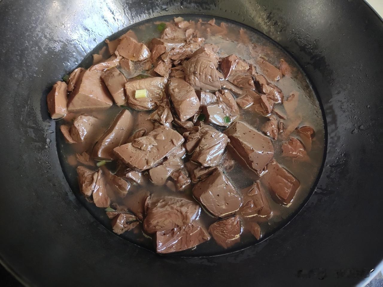 在芜湖鸭血不稀奇，两块钱可以买一大碗（大号打包盒）。
下图这些就是两块钱的鸭血。