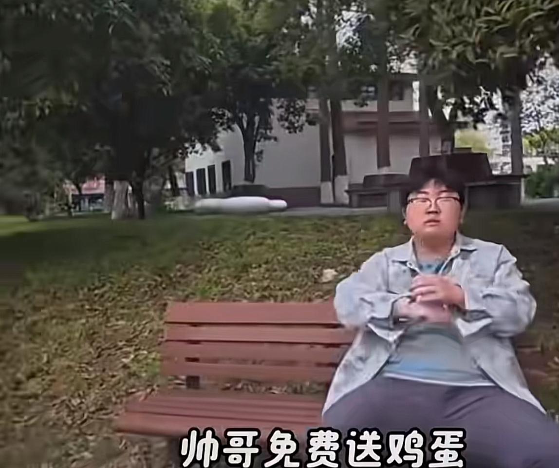 反诈宣传讲破嘴皮子都没人往心里去，这小哥直接上演沉浸式反诈名场面。
坐在公园长椅