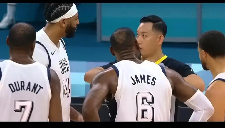 詹库杜眉合体上前跟裁判理论。
裁判：当时他们离我只有10厘米，我有点紧张，但是十