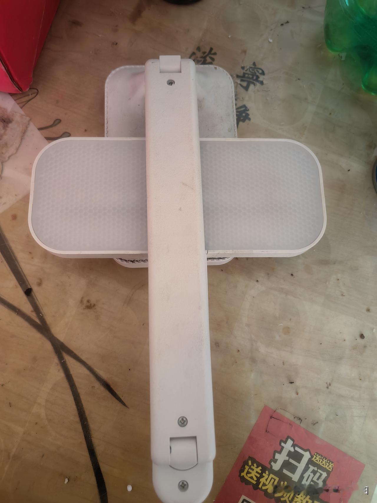 晚上睡的真香，老公喊我，说台灯咋开了，关了吧，我起床看到桌子上很久没有用过的台灯