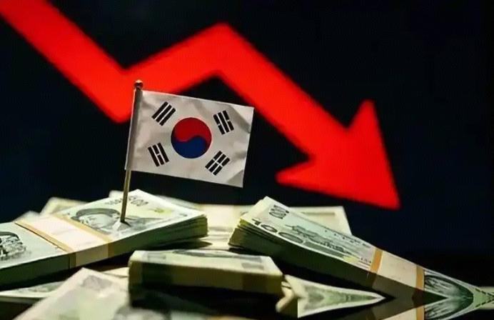 韩国的黄金时代结束了。韩国股市在昨天暴跌 10% 的基础上，今天最低的时候再次下